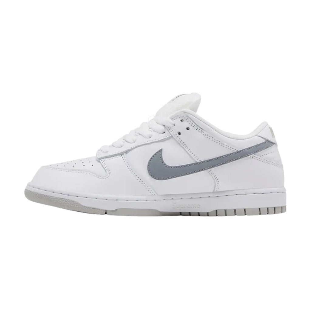Tênis Nike SB Dunk Low x Supreme "White/Reflective Grey"