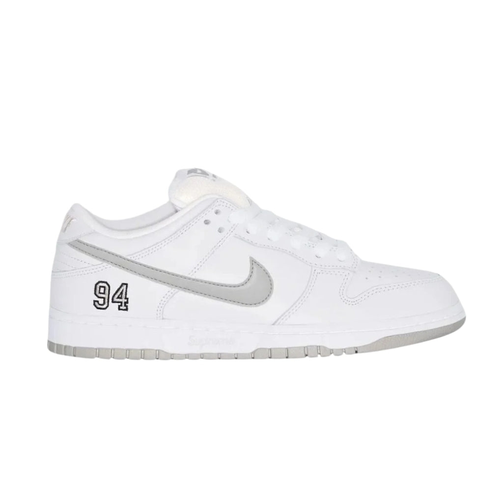 Tênis Nike SB Dunk Low x Supreme "White/Reflective Grey"
