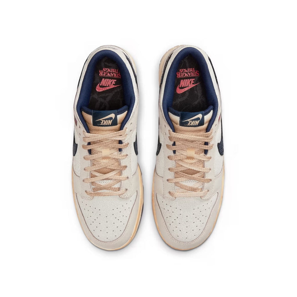 Tênis Nike Dunk Low x Stranger Things "Phantom/Midnight Navy"