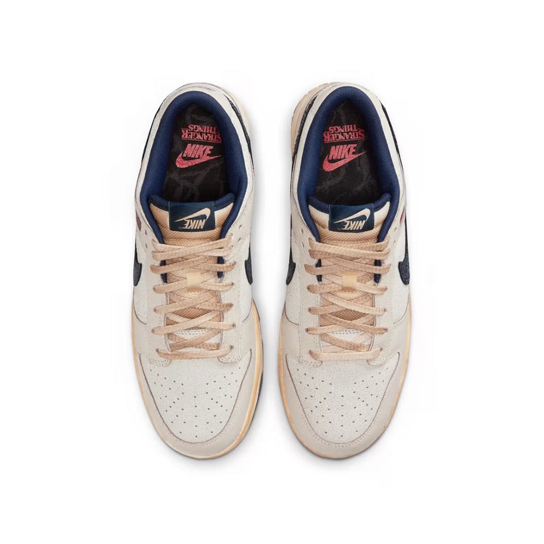 Tênis Nike Dunk Low x Stranger Things "Phantom/Midnight Navy"