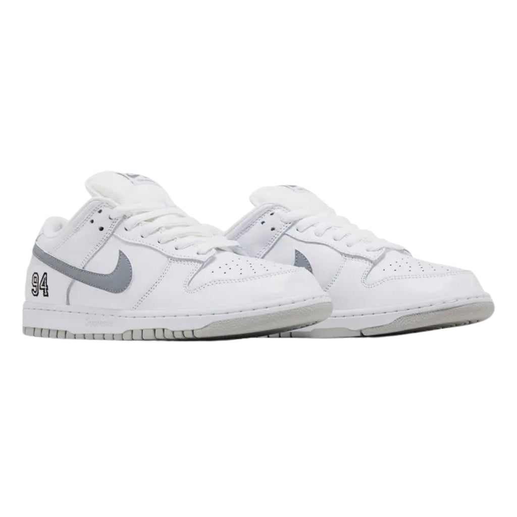 Tênis Nike SB Dunk Low x Supreme "White/Reflective Grey"