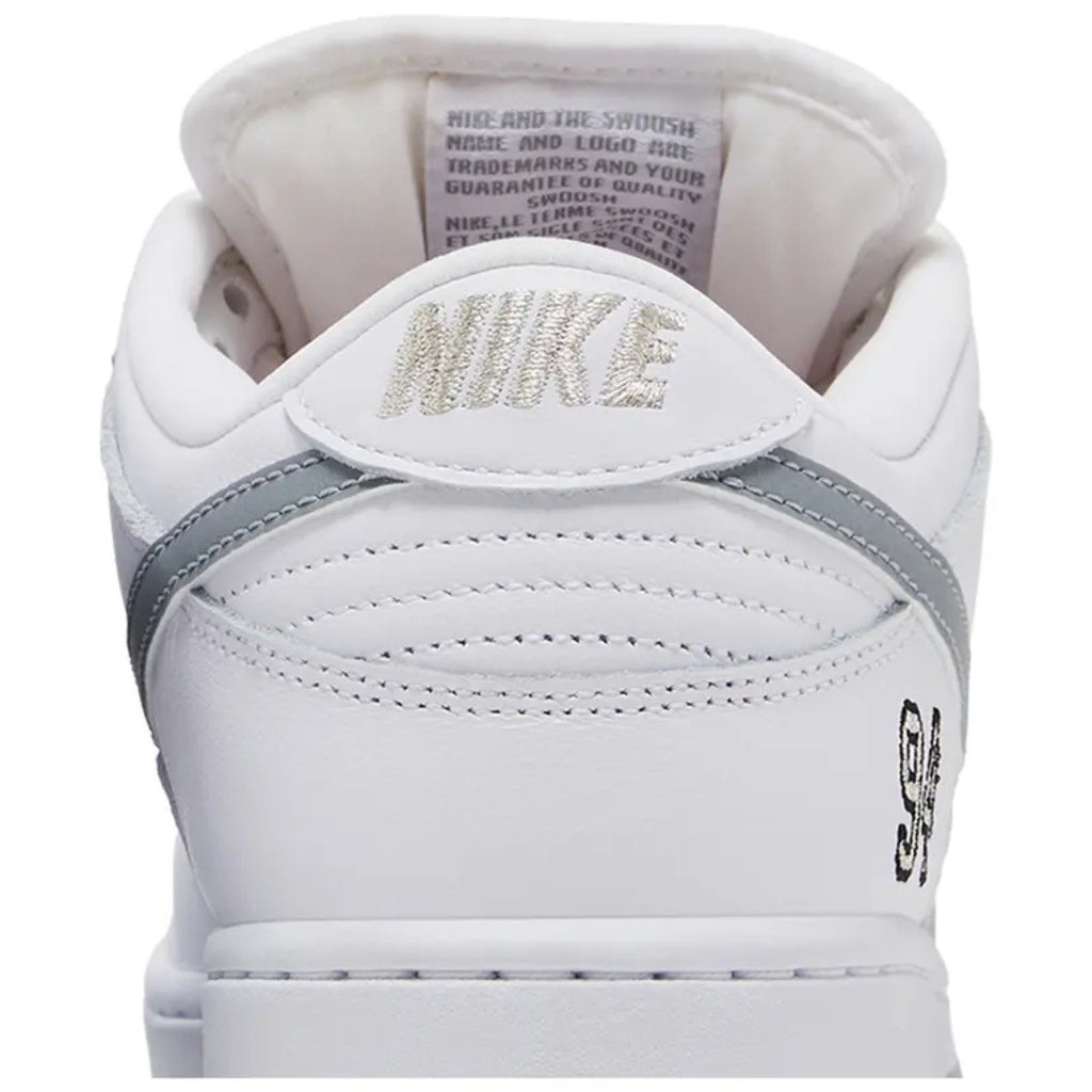 Tênis Nike SB Dunk Low x Supreme "White/Reflective Grey"