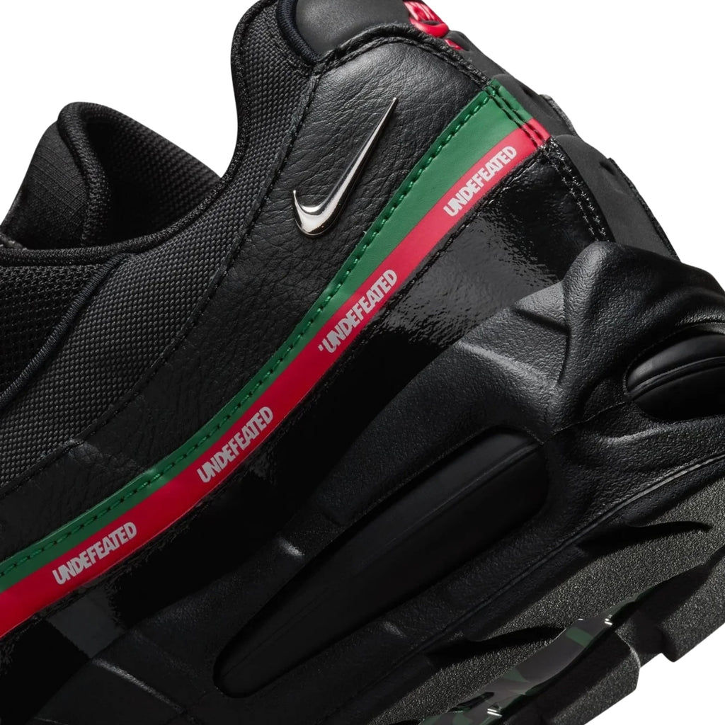 Tênis Nike Air Max 95 x UNDEFEATED "Black/Metallic Silver"
