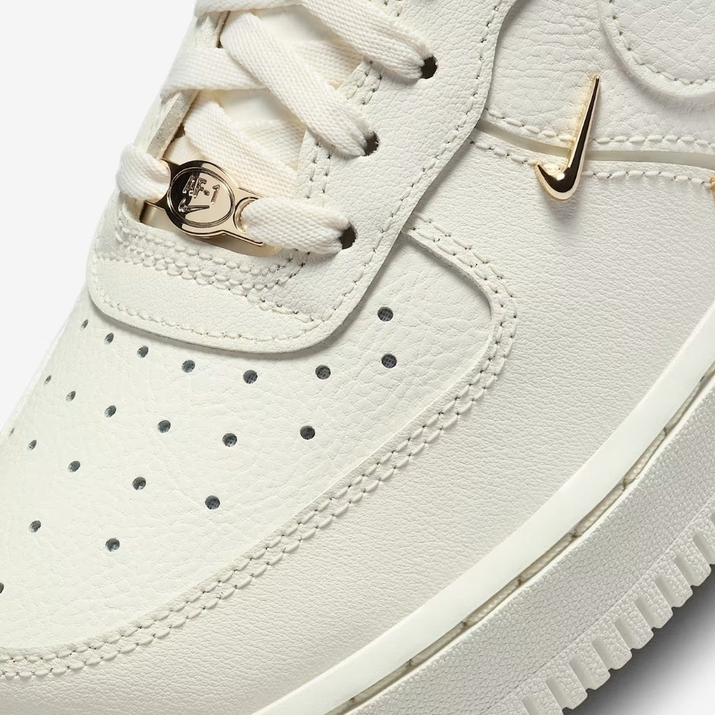 Tênis Nike Air Force 1 '07 LX "Sail/Metallic Gold"