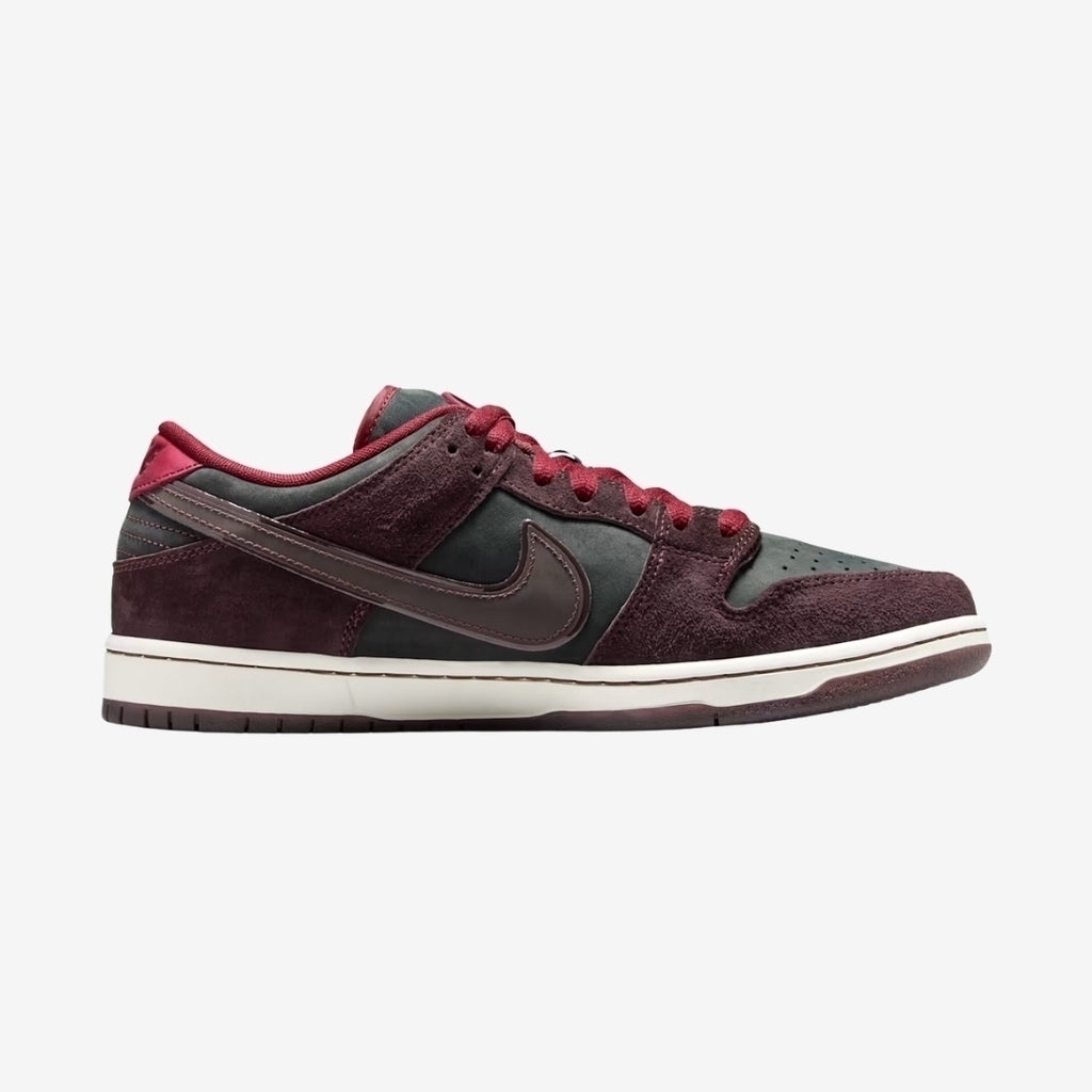 Tênis Nike SB Dunk Low Pro x Riot Skateshop