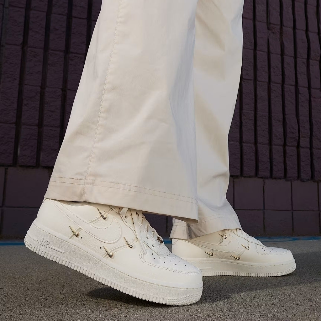 Tênis Nike Air Force 1 '07 LX "Sail/Metallic Gold"