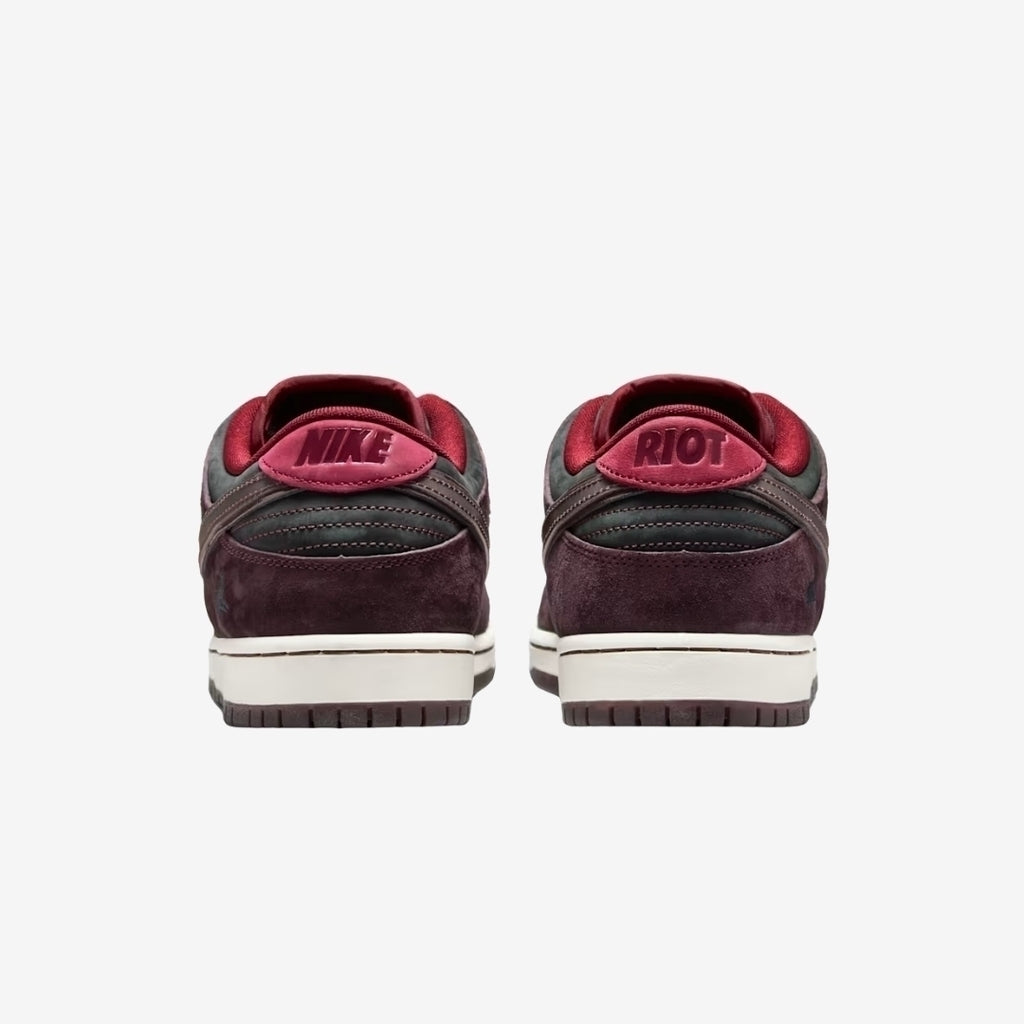 Tênis Nike SB Dunk Low Pro x Riot Skateshop