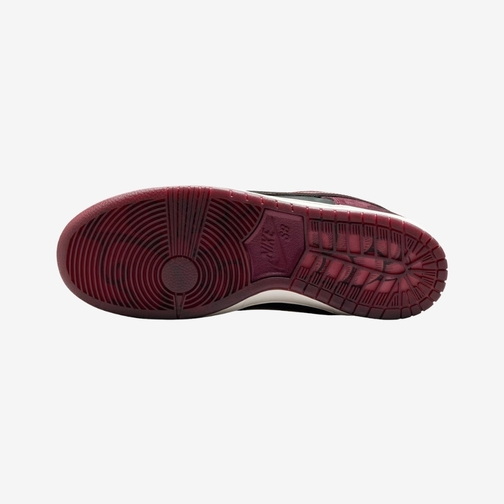 Tênis Nike SB Dunk Low Pro x Riot Skateshop