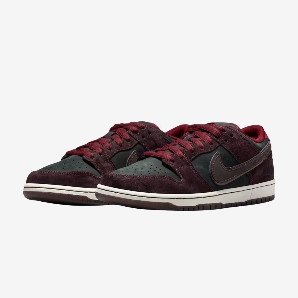 Tênis Nike SB Dunk Low Pro x Riot Skateshop