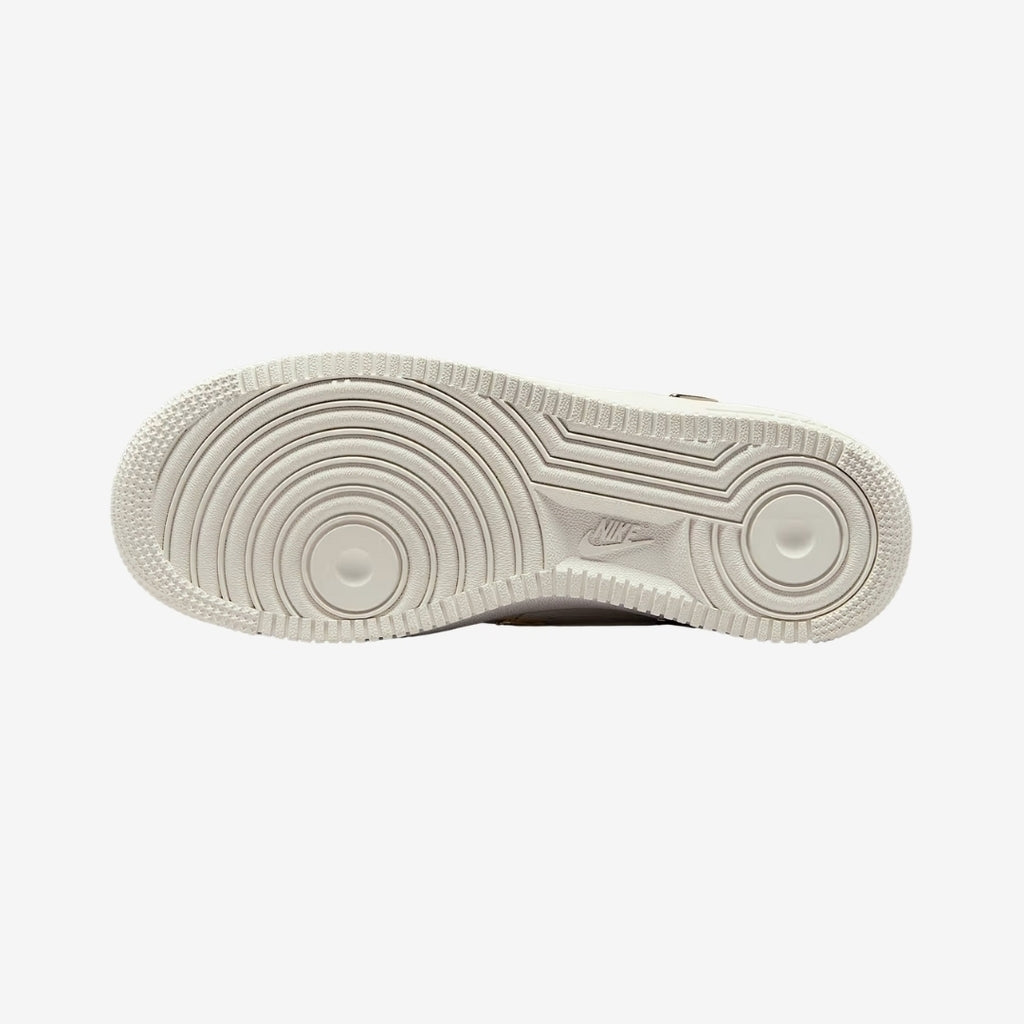 Tênis Nike Air Force 1 '07 LX "Sail/Metallic Gold"