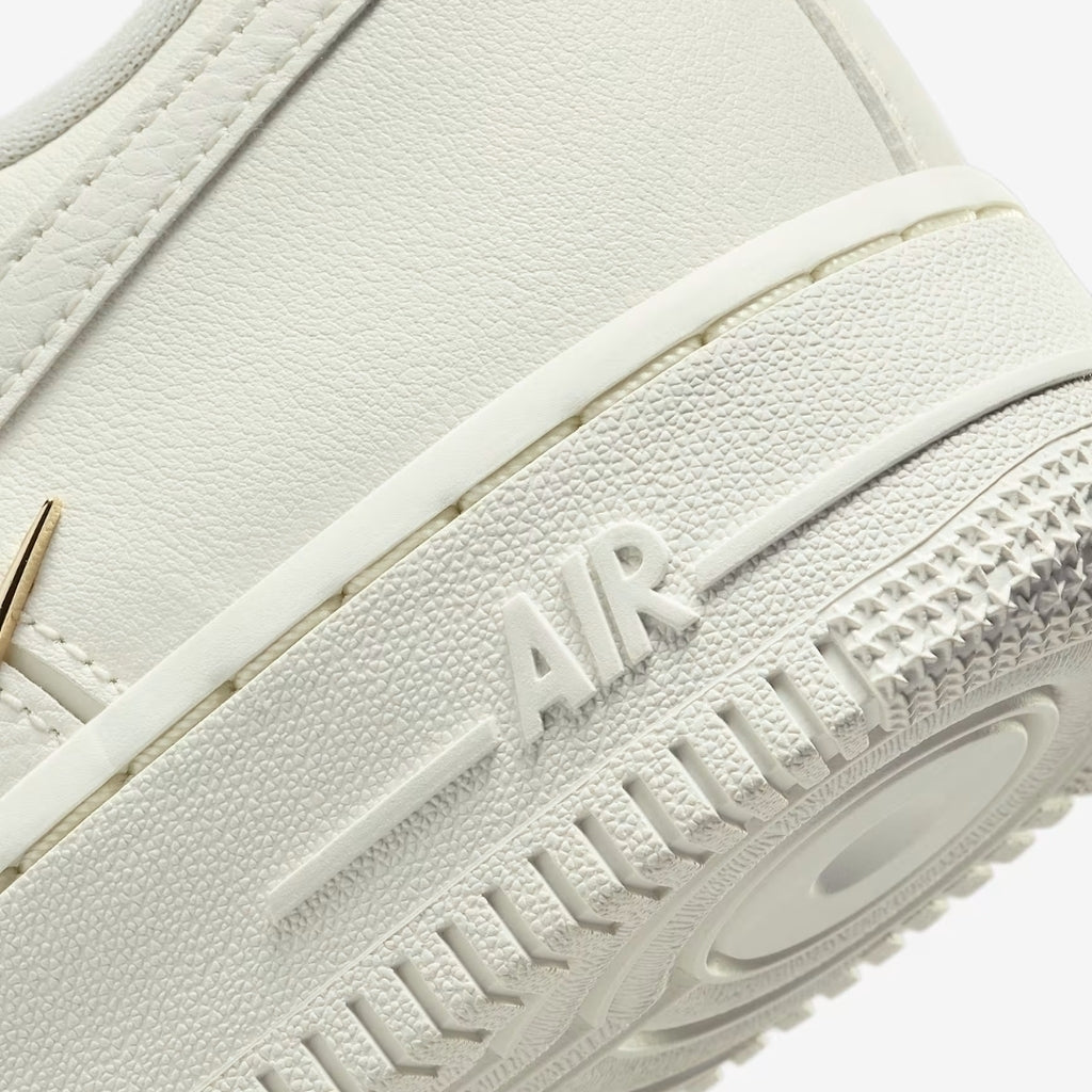 Tênis Nike Air Force 1 '07 LX "Sail/Metallic Gold"