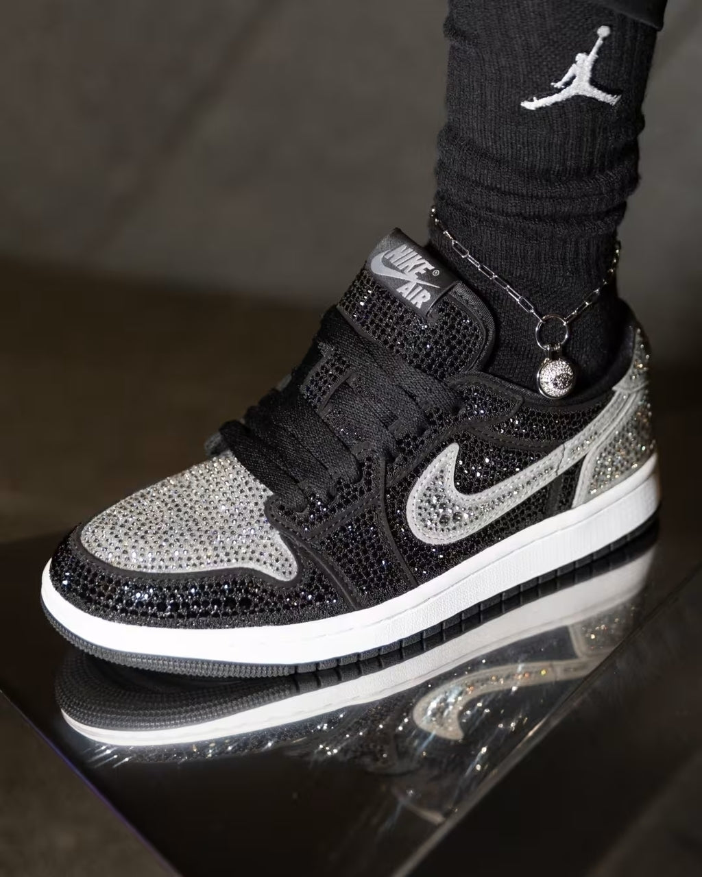 Tênis Nike Air Jordan 1 x Swarovski