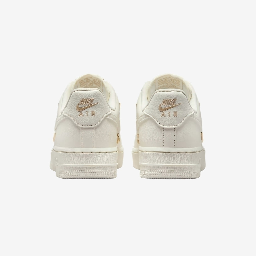 Tênis Nike Air Force 1 '07 LX "Sail/Metallic Gold"