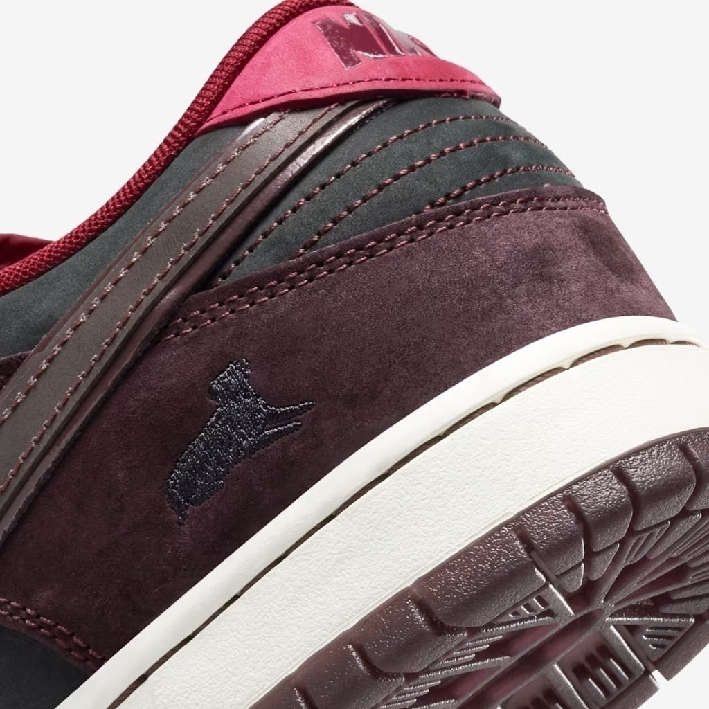 Tênis Nike SB Dunk Low Pro x Riot Skateshop