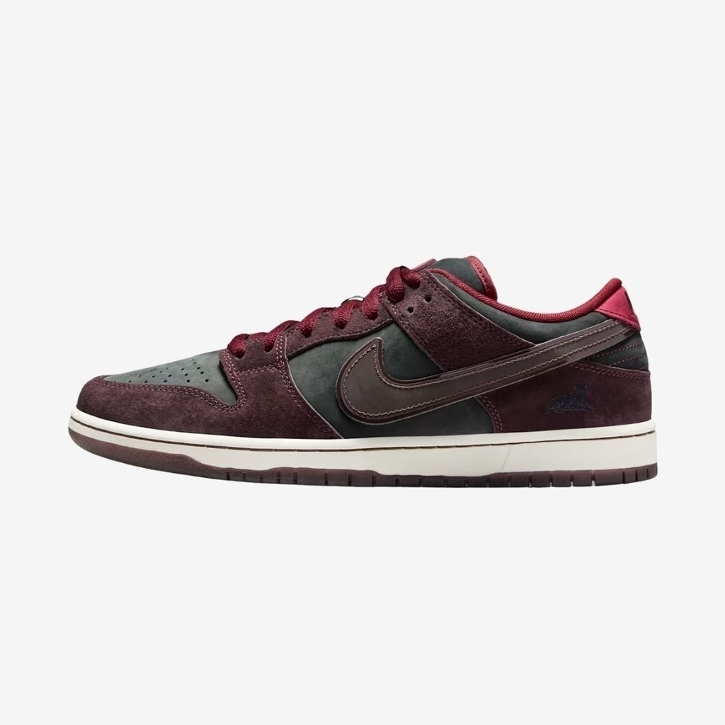 Tênis Nike SB Dunk Low Pro x Riot Skateshop