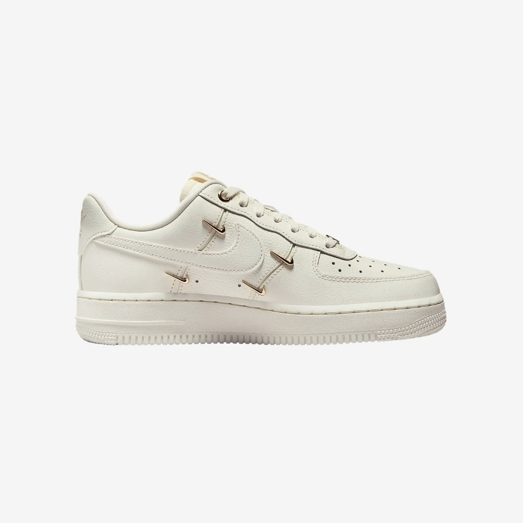 Tênis Nike Air Force 1 '07 LX "Sail/Metallic Gold"