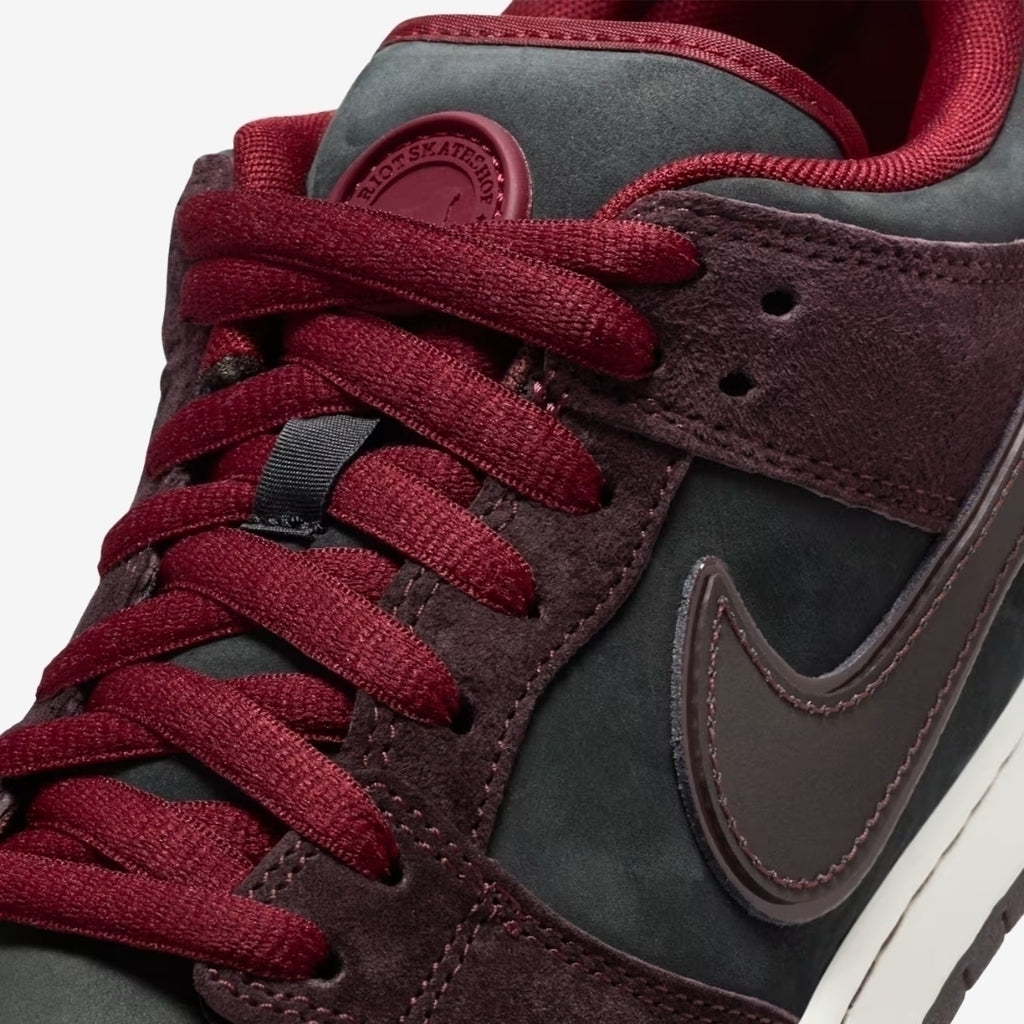 Tênis Nike SB Dunk Low Pro x Riot Skateshop